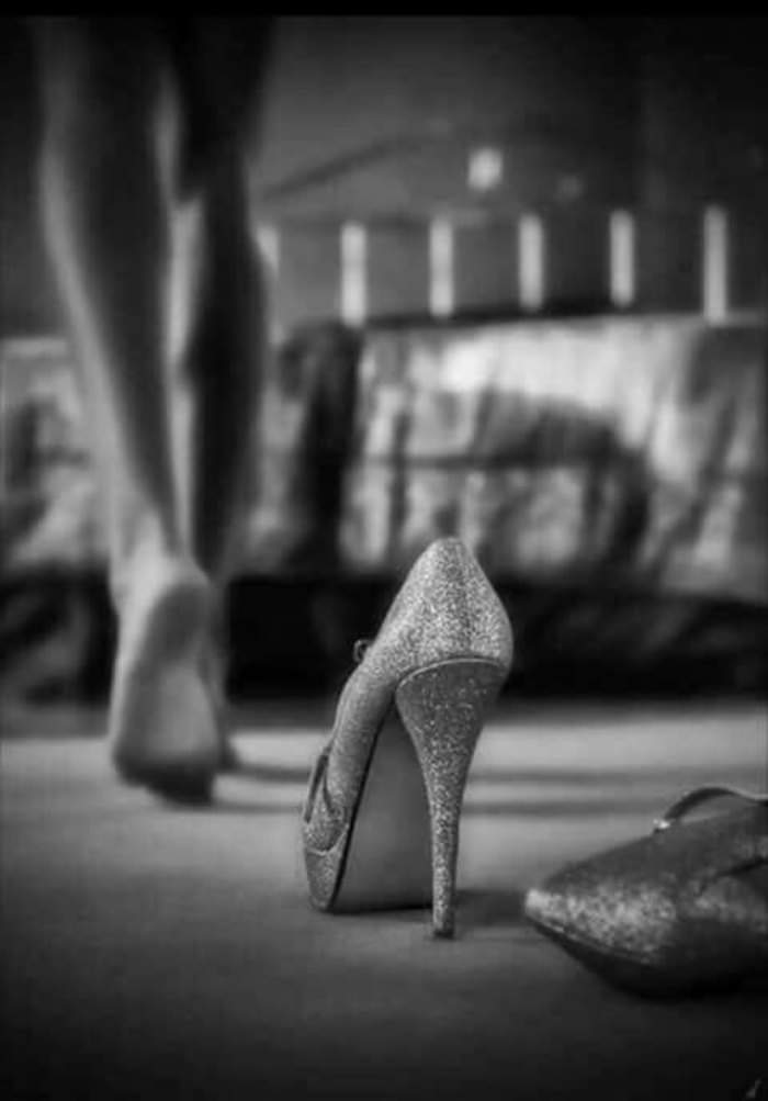 Ponte mis zapatos...
Y camina con ellos un rato. 
Y dime qué sientes después del kilómetro 20, cuando pierdas el aliento entre el viento y las nubes, cuando no encuentres metros ni estaciones.

➡️ Antes de juzgar, camina.

➡️ Igual los zapatos te quedan grandes.
#DeZurdaTeam