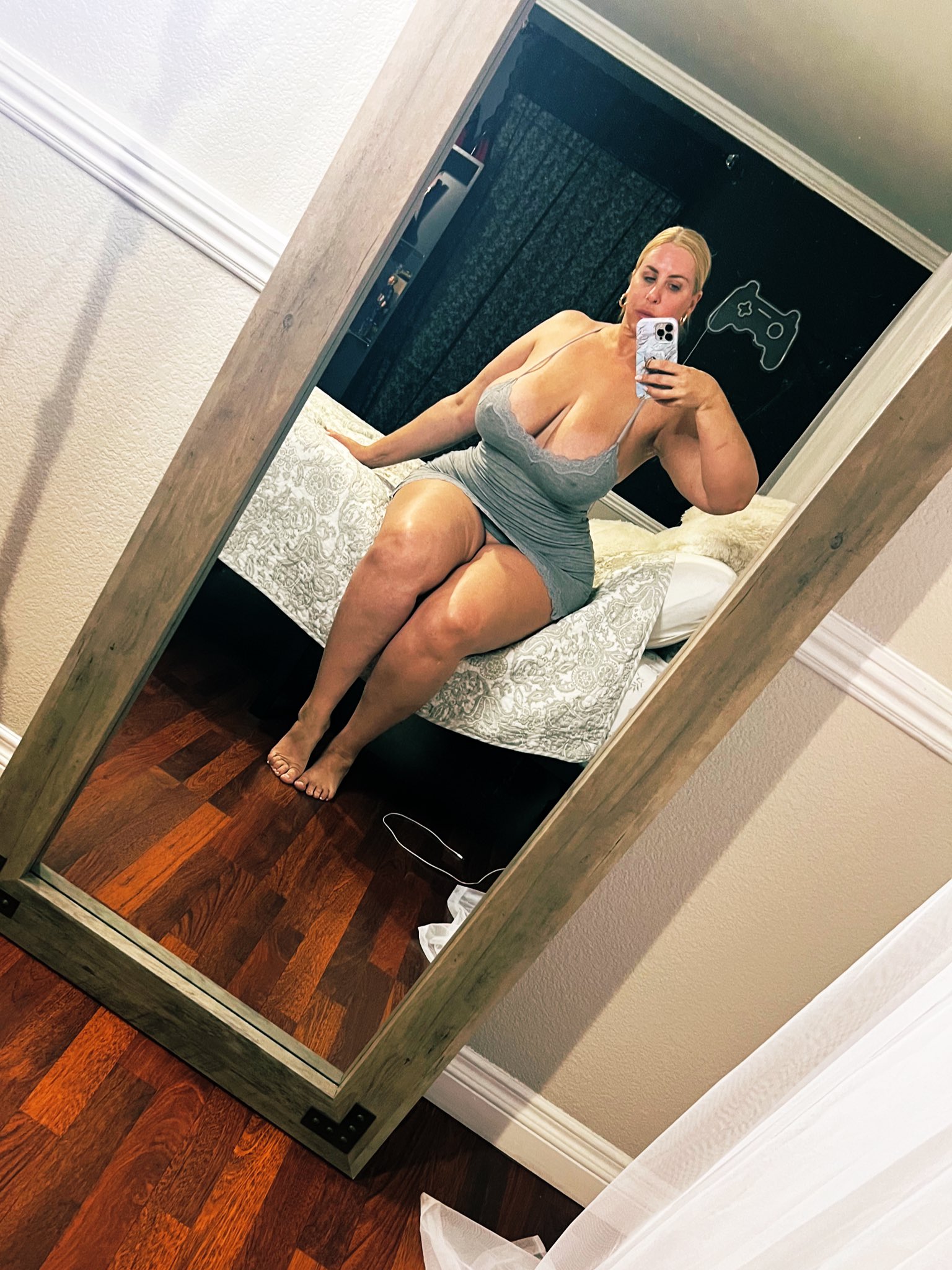 𝕃𝕚𝕝𝕒 𝕃𝕠𝕧𝕖𝕝𝕪 on Twitter: "Keep Mommy Company ☎️ https://t.co/uZu9QtQrj3