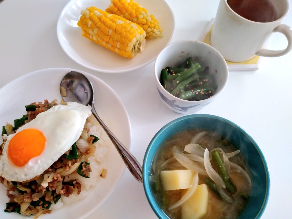 おはようございます。
実家から大量の野菜が届いたのでガパオライス、いんげんのごま和え、ジャガイモと玉ねぎといんげんの味噌汁にとうもろこし🌽#おうちごはん https://t.co/pPv5KOiYtN