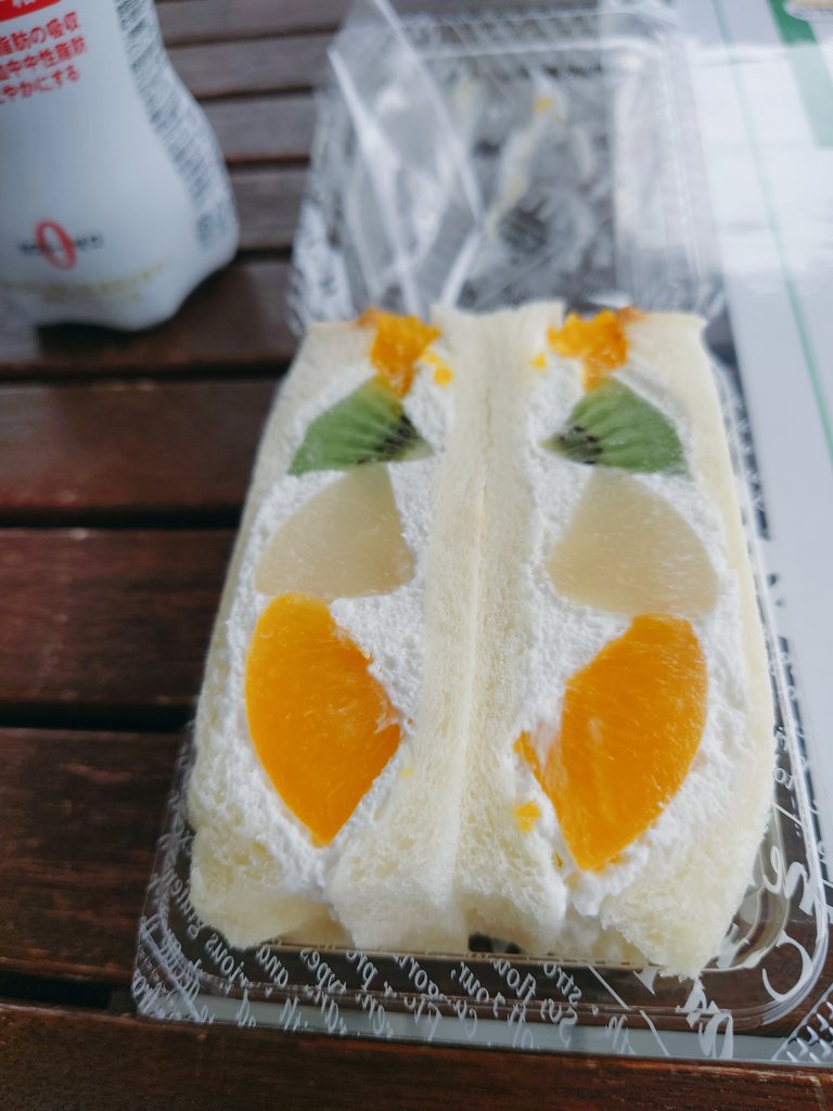 y8u1s5uke's tweet photo. モーニング兼ランチについについにGETできたフルーツサンド食べてます🍽
ふかふかのパンにサンドされたフルーツが絶品です!
#大村市 #FLAFF #フルーツサンド https://t.co/C0B9RwJ74y