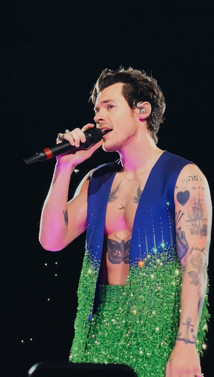 HarryMexOficial's tweet photo. Harry en el escenario de su show en Vienna! https://t.co/2buZNhtnCw