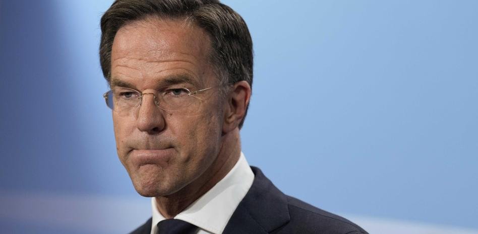 capTercio's tweet photo. El Primer Ministro de los Países Bajos, Mark Rutte, se ve obligado a dimitir y convocar elecciones tras intentar confiscar más de 3000 granjas "por el nitrógeno" (pretendía usar las tierras para colocar inmigrantes) y llevar al país al borde del colapso por una crisis migratoria.
La lucha de los granjeros holandeses ha tenido éxito.
Un globalista más que cae junto a la de Finlandia. El siguiente puede ser Macron o Pedro Sánchez.