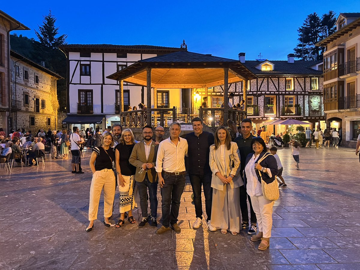 EzcarayPP's tweet photo. Hoy en #Ezcaray con los compañeros populares explicando por que @NunezFeijoo tiene que ser el próximo presidente de #España 🇪🇸 #EsElMomento @LaRiojaPP @ppopular https://t.co/s2IQP117bZ