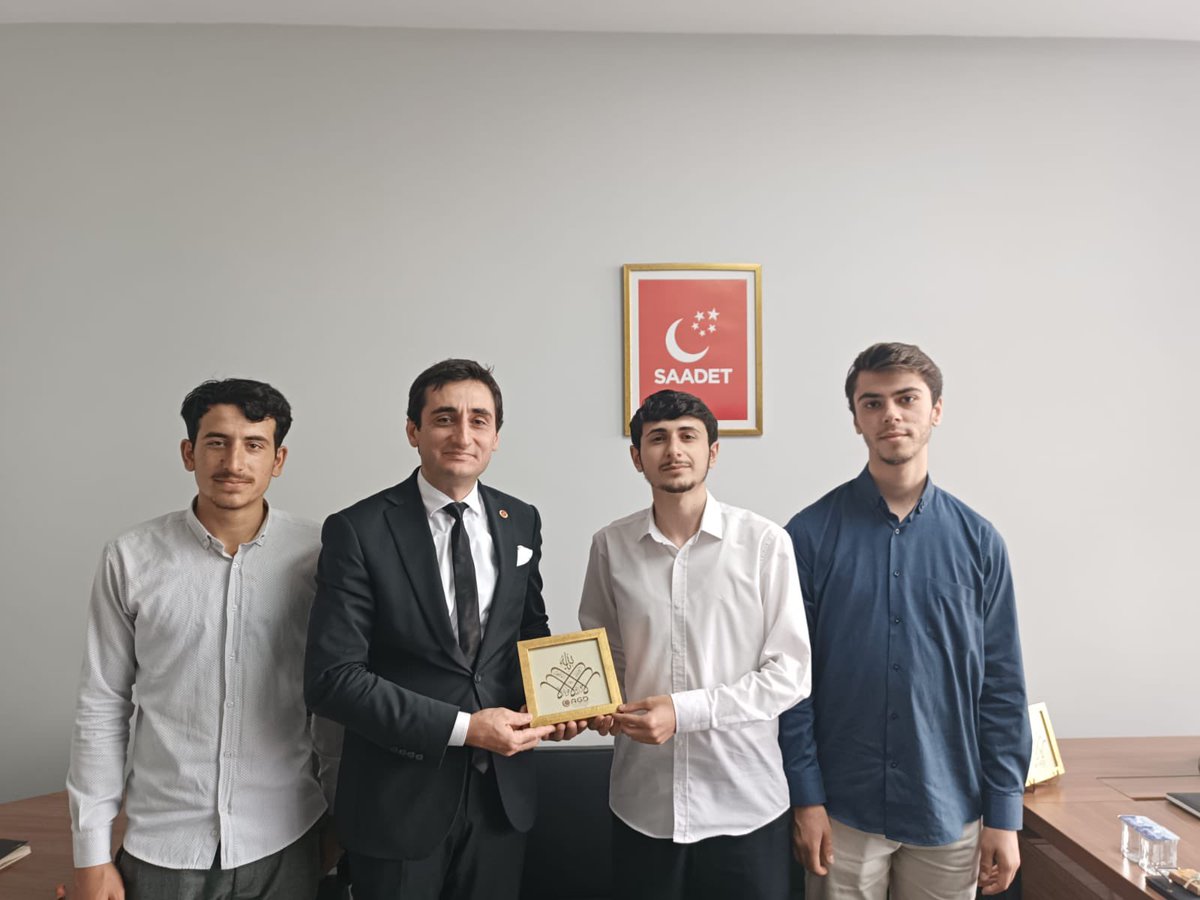 Anadolu Gençlik Derneğimizin mensubu, Marmara Üniversitesi İlahiyat Fakültesinde okuyan genç kardeşlerimizden anlamlı bir hediye aldım.  Kendilerine teşekkürlerimi arz ediyorum. #agd #marmaraüniversitesi