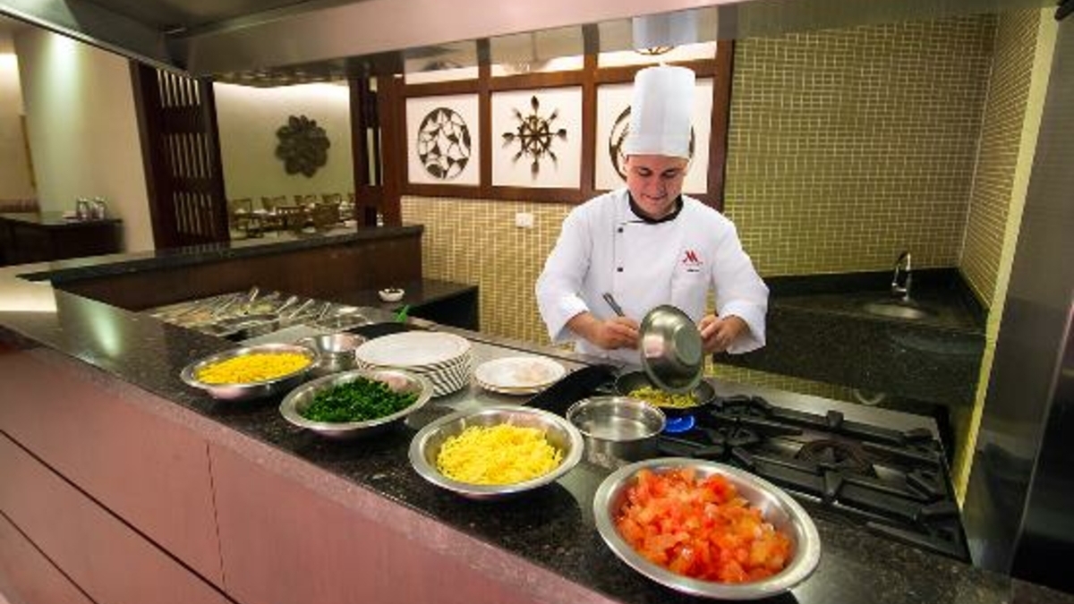 #Omelettestation anyone?  That's what we thought.  Nothing gets the day started off right like a #hotbreakfast.  We are proud to be the only hotel in the area with made to order omelettes!  Doesn't that sound tasty?