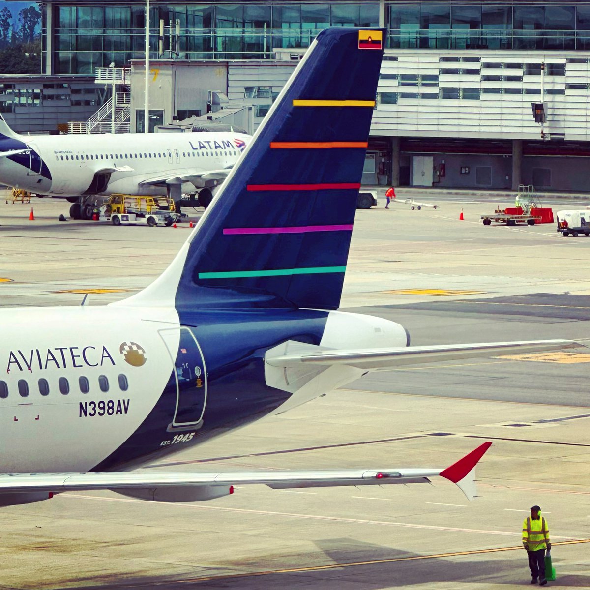 altimox's tweet photo. Avianca Colombia. Airbus A320-214 [N398AV] 🇨🇴 #Avianca #AviancaColombia #Aviateca #Airbus #A320 #AirbusLovers #Retro #RetroLivery #AeroSpotters #Aviation #AirplaneSpotting #AviationPhotography #AvGeek #Fly #Sky #Cockpit #ElDorado #Bogota #BOG #SKBO #Colombia https://t.co/4WFmKgqXRH