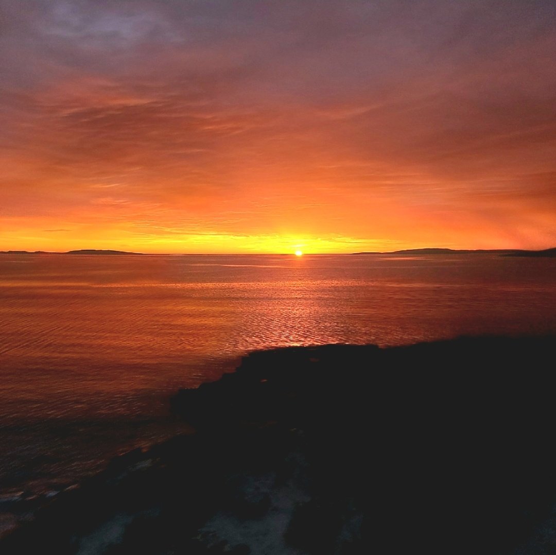 EilidhCarr's tweet photo. Just the most amazing sunset 😍 from orange to red the sky changed so much. Now in van listening to the rain pour down 🙈 #OuterHebrides https://t.co/3SEDsBrnEz