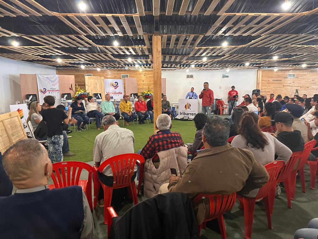 #8Jul #AHORA Activado el Plan Nacional "Mi Iglesia Bien Equipada" en el municipio Iribarren con la entrega de materiales a 20 templos cristianos de 8 parroquias gracias al apoyo de <a href="/MVzlaBella/">Misión Venezuela Bella</a> <a href="/nicmaduroguerra/">Nicolas Maduro Guerra</a> <a href="/LuisJonasReyes/">Luis Jonás Reyes</a> <a href="/JacquelinePSUV/">Jacqueline Faria</a> #GeneraciónTricolor