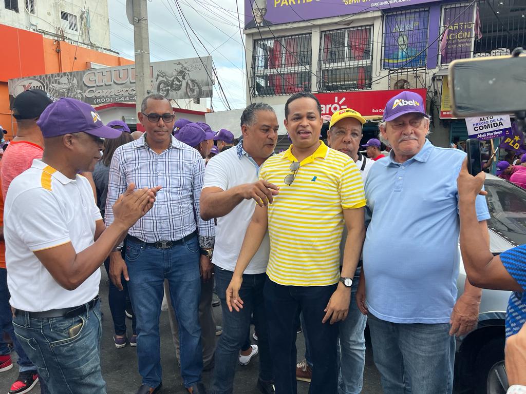 C2Dnpld's tweet photo. ¡Esto está llenesito! Aquí no cabe ni un alma pero tuvimos la dicha de encontrarnos con el compañero y próximo diputado de la #C2DnPLD, @OmarGuevara25 quien junto a otros compañeros hoy están en la #MarchaDeLaEsperanza
#AbelPresidente https://t.co/HOeM3dlZnk