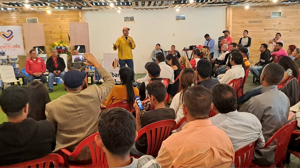 #8Jul Cada kit consta de materiales como pintura de caucho y de esmalte, rodillos, brochas, puerta entamborada de madera, cerraduras, puerta maciza de madera, panel lead cuadrado, reflectores y cables, entre otros. <a href="/nicmaduroguerra/">Nicolas Maduro Guerra</a> <a href="/JacquelinePSUV/">Jacqueline Faria</a> <a href="/LuisJonasReyes/">Luis Jonás Reyes</a> <a href="/MVzlaBella/">Misión Venezuela Bella</a>