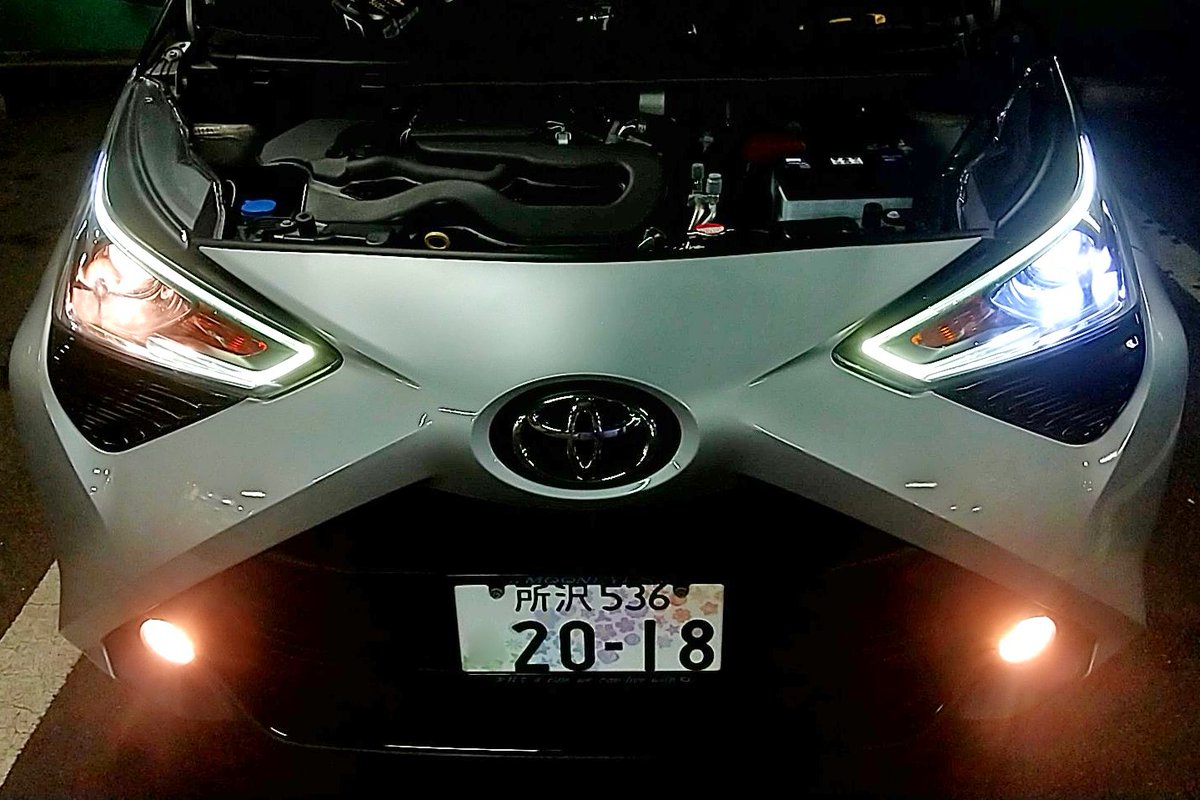 aygo2018's tweet image. ヘッドライトバルブのLED化。
先ずボンネットオープナー何処？って助手席足元でした。バルブはHIR2なので対応のLEDを購入して交換。4枚目は助手席側のみ交換した比較です。
 #ToyotaAygo #aygo