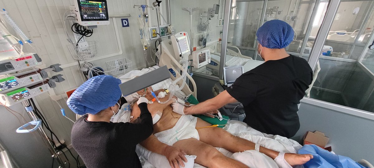 jmjaureguiMD's tweet photo. Residentes de 1er año de Medicina Critica #UEES #ClinicaGuayaquil neuromonitoreo no invasivo y manejo hemodinamico en HSA Fisher 4 WFNS 5 guiado por #POCUS y Vigileo, la práctica hace al maestro @andreaalverca04 @Andree_Mruid @PamelaElen84301 @Rouss20231 @JohnPeaMoran1 @BolonaMD https://t.co/hJtMsUqDxN