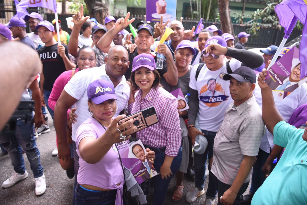 Siempre cerca 🌼 

Hoy <a href="/margaritacdf/">Margarita Cedeño</a> #MarchaPorLaEsperanza del pueblo dominicano 🇩🇴