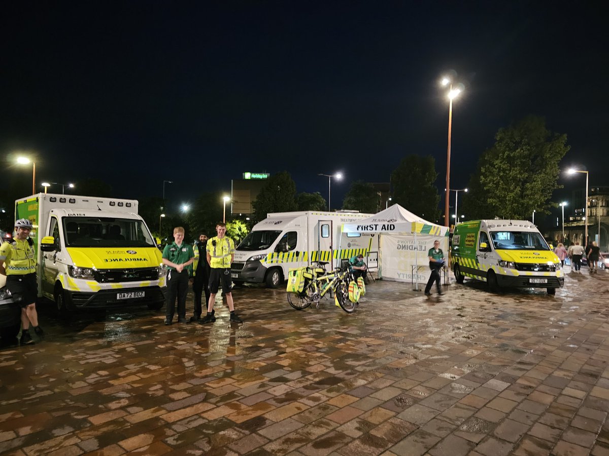 SJANTE_EastMids's tweet photo. Our team are up and running in Leicester City Centre tonight, on Jubilee Square. If you need a safe space, or you see us around please come and say hello, in an emergency dial 999 💚 https://t.co/t3j9M0iweH