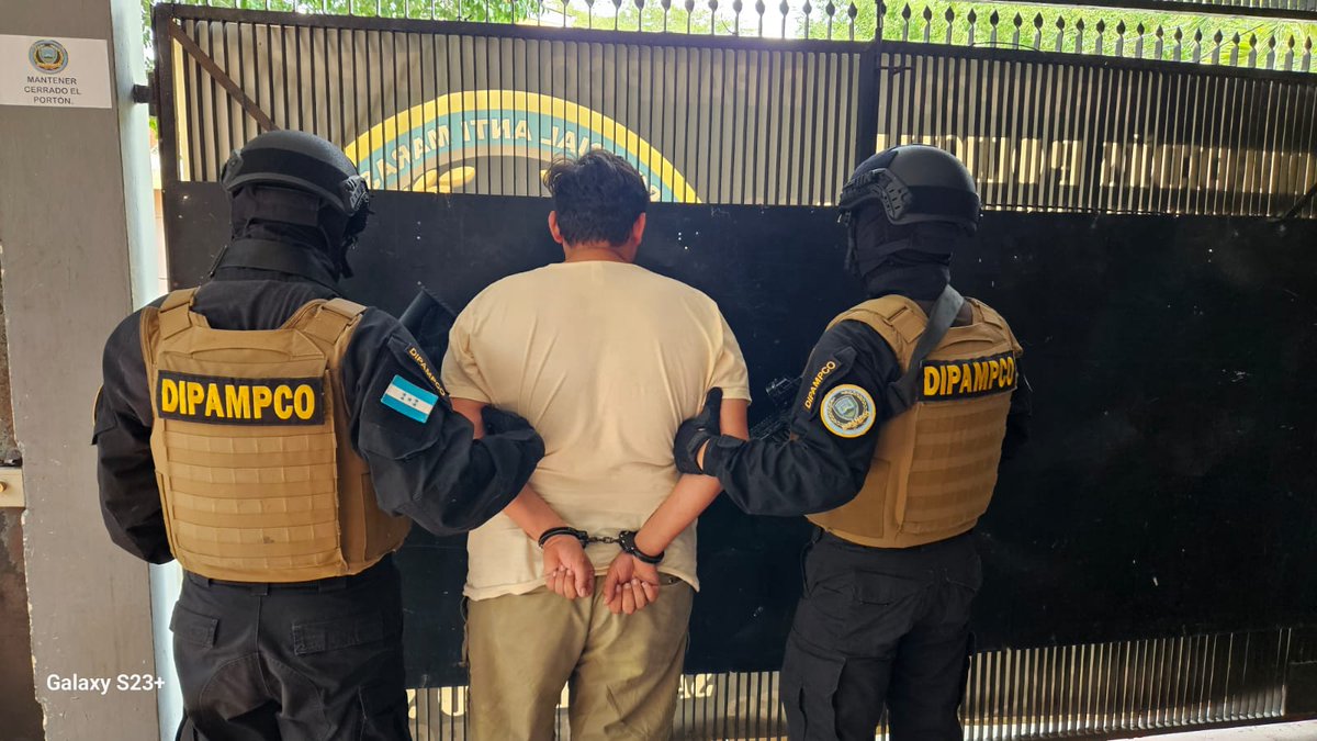 masntvhn's tweet photo. #MNTV | Capturados supuestos integrantes de la #Pandilla18 encargados de movilizar pandilleros, armas y drogar desde #SanPedroSula a #Tegucigalpa en #Calpules. La #DIPAMPCO les decomisó droga, munición de uso prohibido y permitido, así como un vehículo. https://t.co/me1rI0d7iu