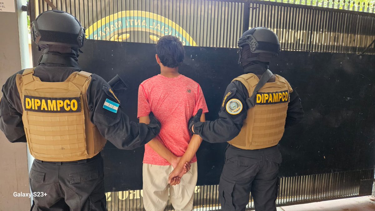 masntvhn's tweet photo. #MNTV | Capturados supuestos integrantes de la #Pandilla18 encargados de movilizar pandilleros, armas y drogar desde #SanPedroSula a #Tegucigalpa en #Calpules. La #DIPAMPCO les decomisó droga, munición de uso prohibido y permitido, así como un vehículo. https://t.co/me1rI0d7iu