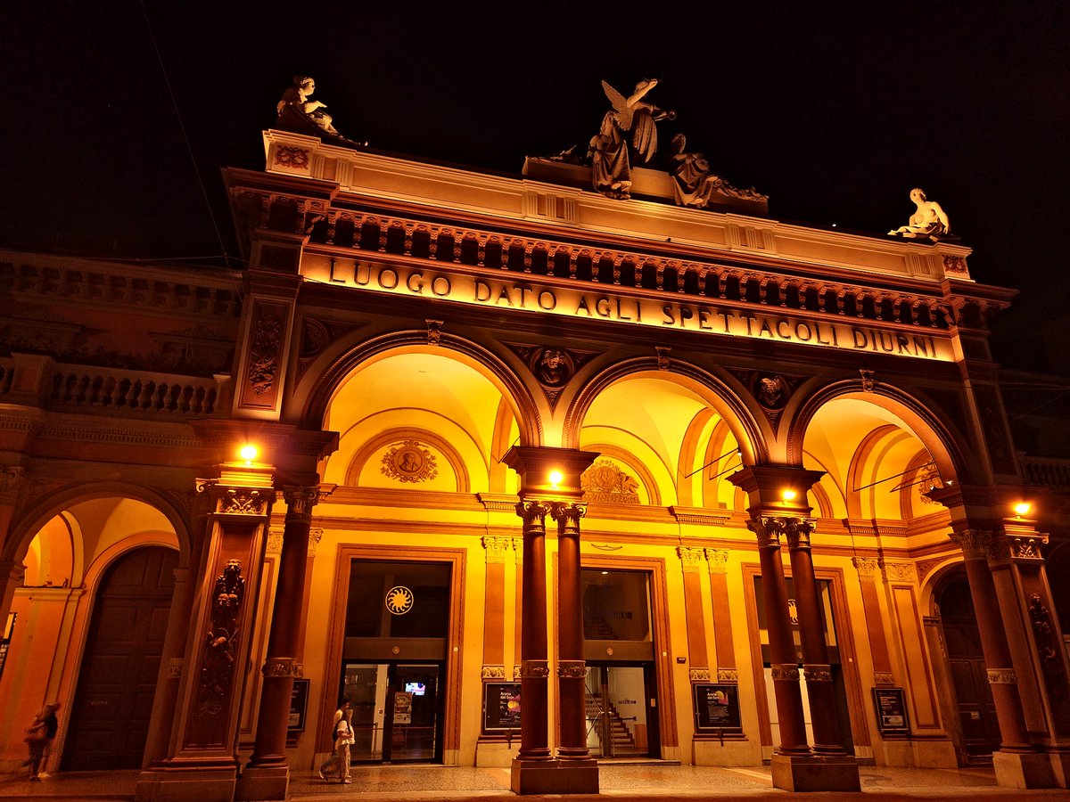 Piazza Maggiore at night. Neptune and the square. The people are so nice here, I am honored to share this with them!