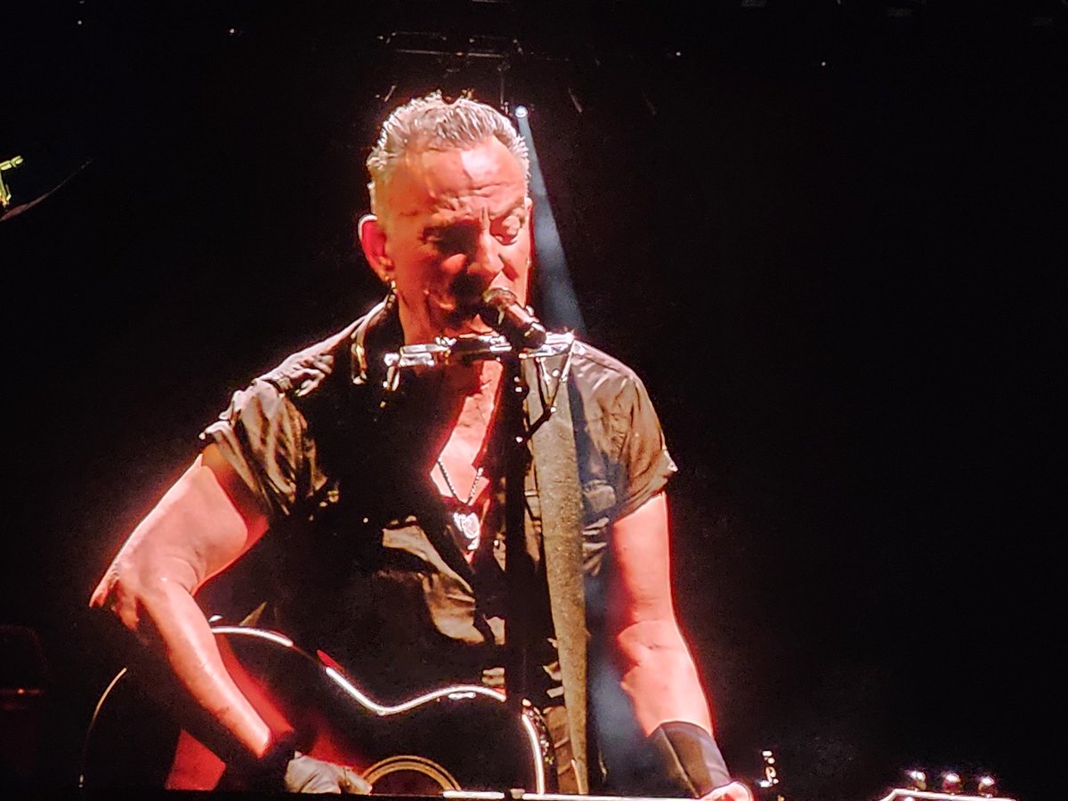 nickscr1's tweet photo. #brucespringsteen #BSTHydePark https://t.co/kTzIx1MXwH