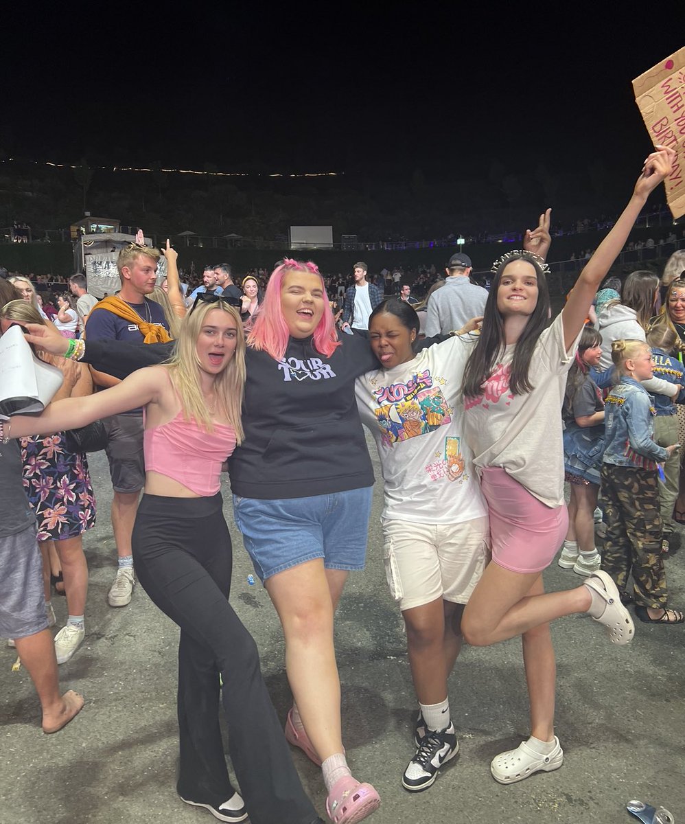elliexm00re's tweet photo. summer shows complete✅now time for intimates🥹 @AnneMarie https://t.co/wnctvLCwz7