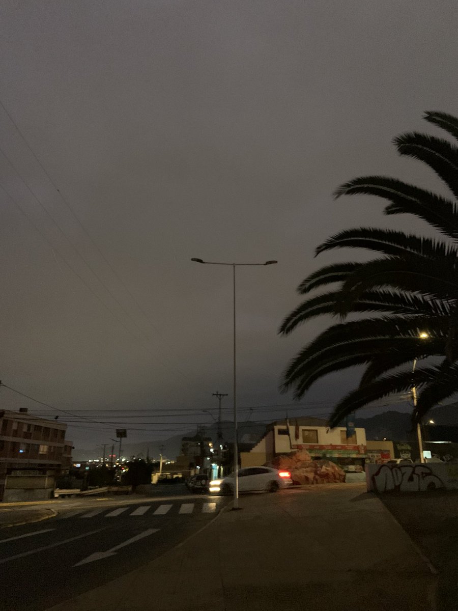 MraChile's tweet photo. @AlumbradopIMA necesitamos que se reparen las luces en la plaza Nicolas Tirado, en el sector de arriba del Colegio San Agustin, esta muy oscuro y es peligroso ⚠️ 
#Antofagasta https://t.co/qXbzEeedDF