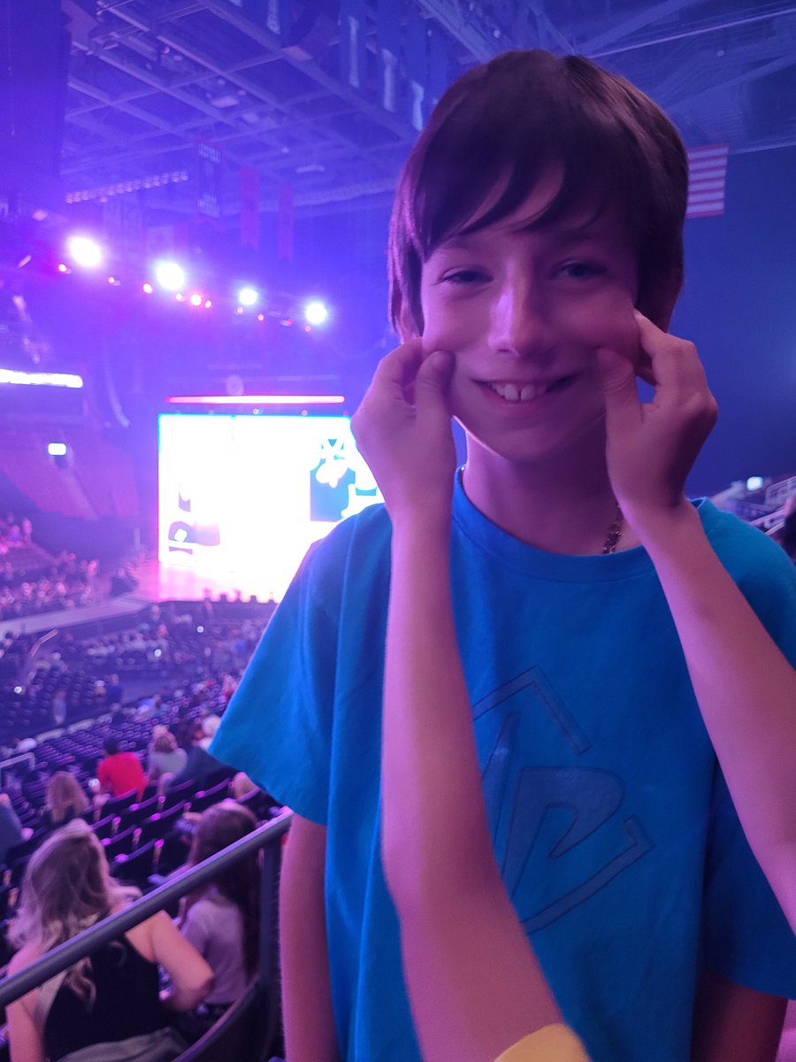 hildeblele's tweet photo. @DudePerfect #DudePerfectTour 
#TrickShots #Surprise https://t.co/AMj86sNd2J