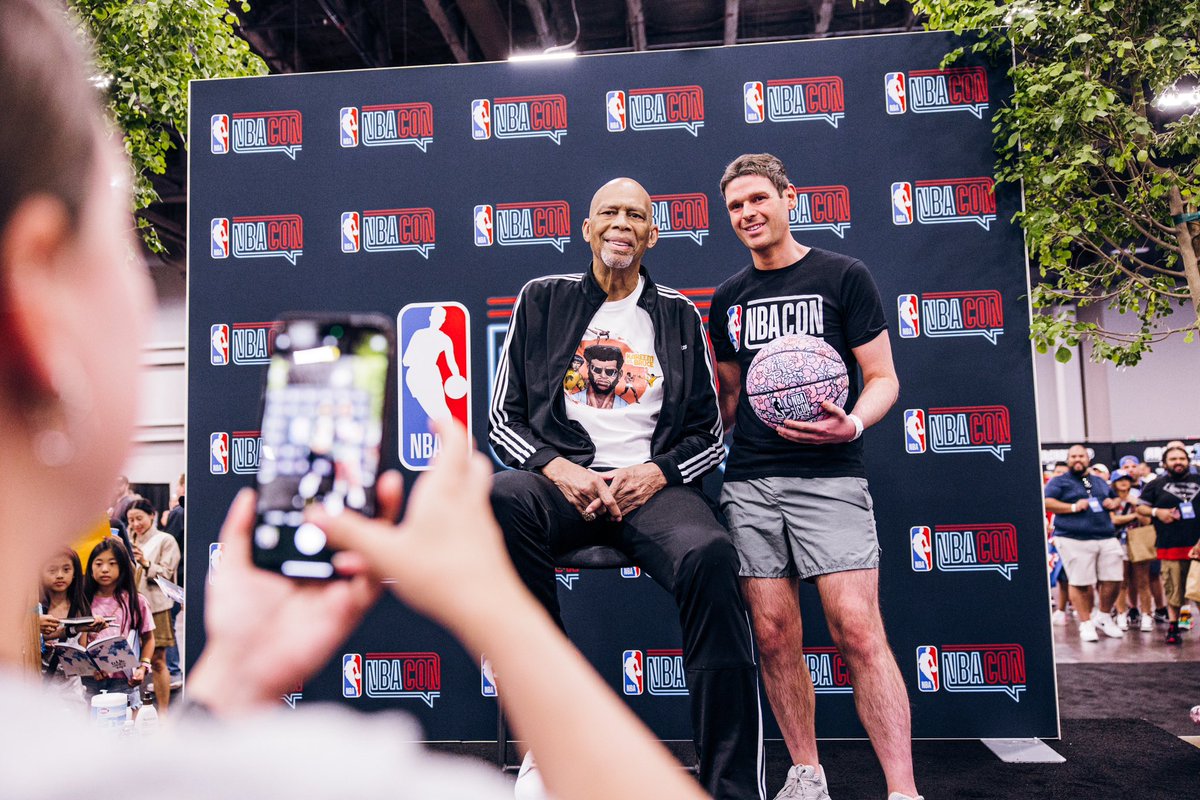 nbaconofficial's tweet photo. Kareem Abdul-Jabbar fans showed up in a major way to show love to this NBA Legend at the first ever NBA Con! 🔥🔥🔥 https://t.co/DtXDRILAb5