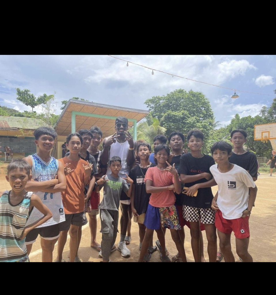 In hoop I've always felt like if I'm not getting better, I'm getting worse. But being here in the Philippines helping so many kids and experiencing all of this is no doubt making me a better person. Even though I miss my hoop routine, I'm grateful for this opportunity. 🙏🏾 🟧💯