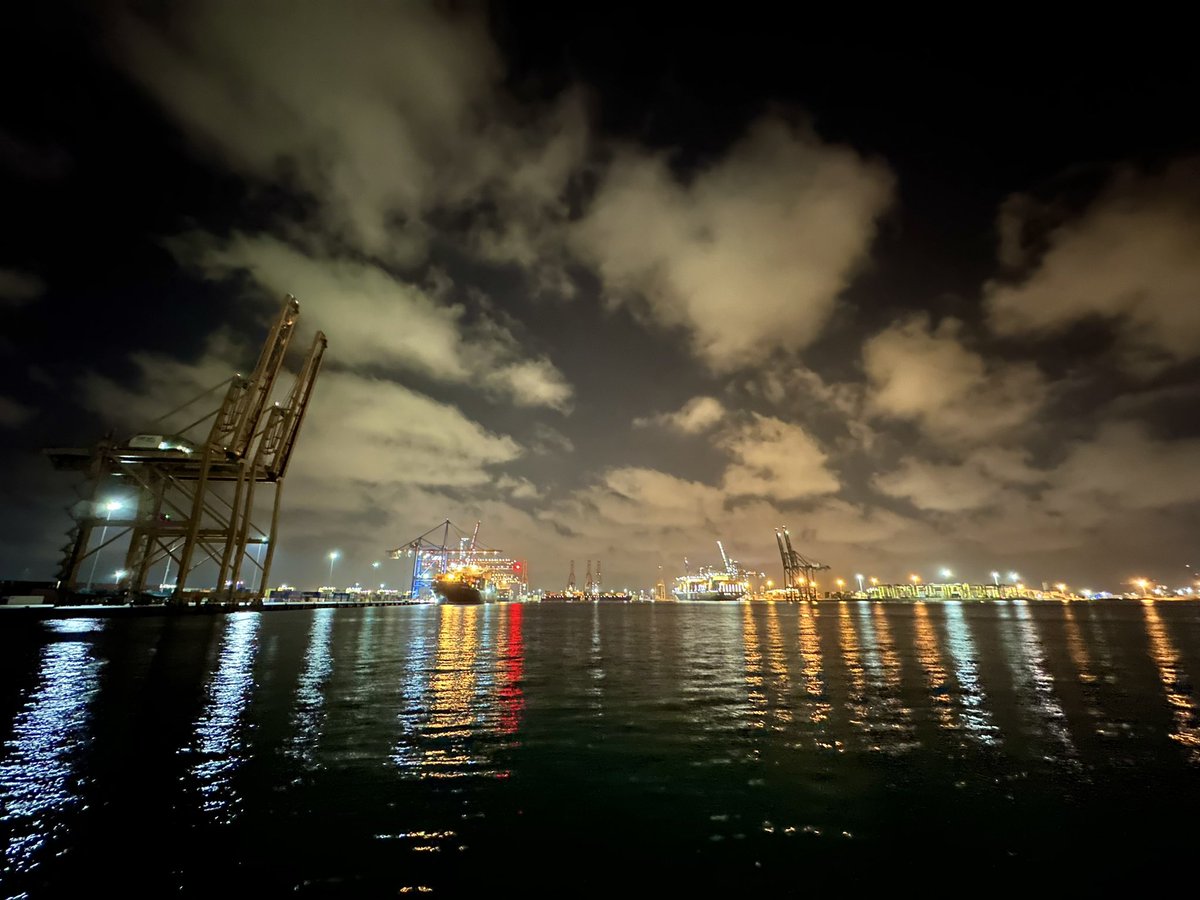 Valencia_WX's tweet photo. Bona nit #València 

@AutPortValencia @mundoestiba @HimarGonzalez @valenciabonita_ @AEMET_CValencia @apuntoratge @jcfortea @avamet @RAM_meteo @ElTiempo_tve @minervagra @ElTiempoes @meteo_sureste @MeteoredES @JuanjoVillena @tiempobrasero @valenciasecreta https://t.co/RnspzToFx2