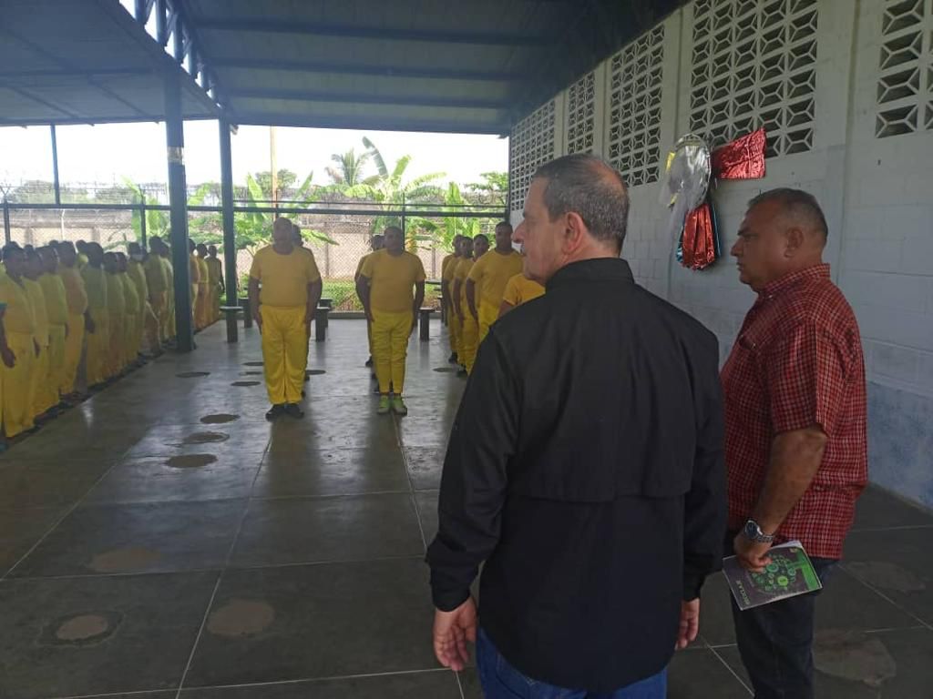 mppsp_vzla's tweet photo. En estas inspecciones se lleva a la población penitenciaria las palabras por parte de la Ministra, y se les insta a seguir manteniendo la buena conducta, además de brindarles la respectiva asesoría y atención jurídica que sea necesaria según sea el caso. https://t.co/FC7HHe0XoY