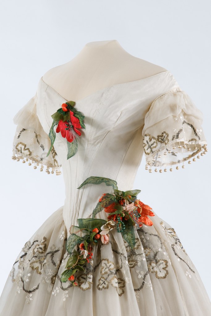 wikivictorian's tweet photo. Evening dress, 1850. Hungary. Museum of Applied Arts of Budapest. https://t.co/QjKtzDuTXk