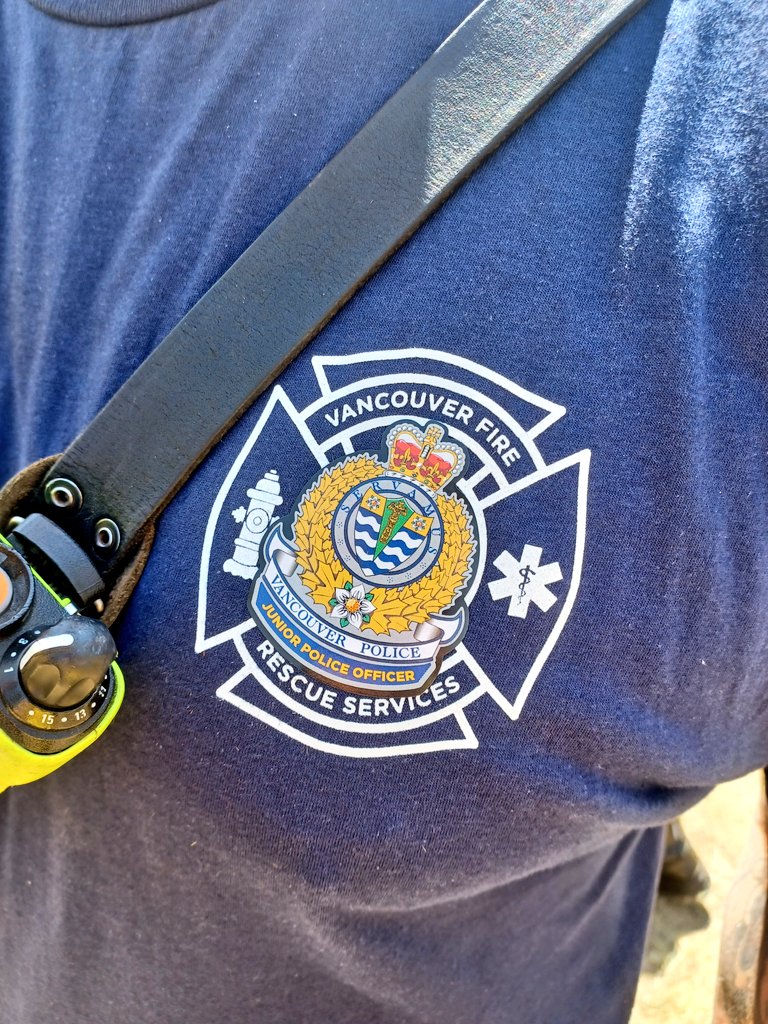 skinnyonsafety's tweet photo. We had a great time making new friends at today's @WestEndCC Rockin in the Park family event. It's always fun when @VanFireRescue plays with #VanCommunityPolicing. I wonder if we convinced them to switch uniforms? 🤔 😆 #volunteeringisfun #joinus #wechcpc https://t.co/FATxeNcdMB