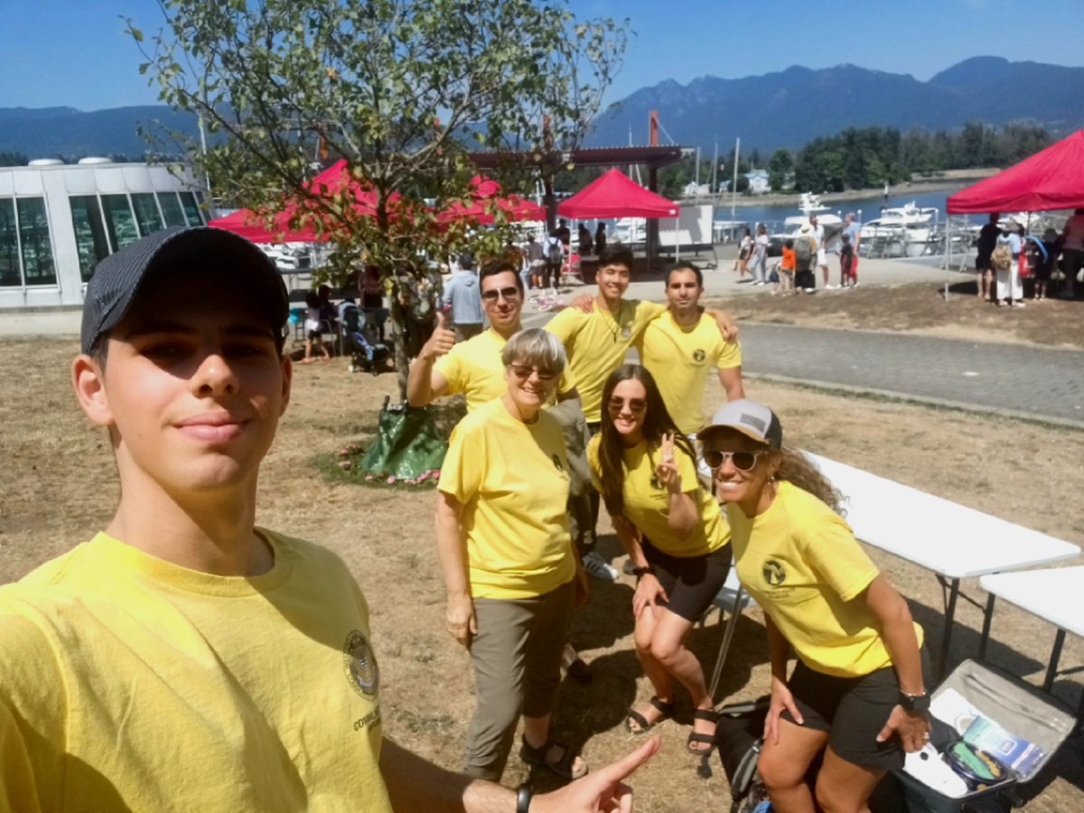 skinnyonsafety's tweet photo. We had a great time making new friends at today's @WestEndCC Rockin in the Park family event. It's always fun when @VanFireRescue plays with #VanCommunityPolicing. I wonder if we convinced them to switch uniforms? 🤔 😆 #volunteeringisfun #joinus #wechcpc https://t.co/FATxeNcdMB