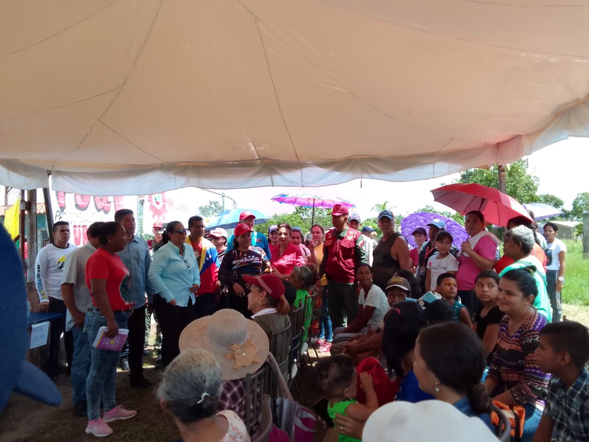 gilbertliendo12's tweet photo. En el Municipio Uracoa en Monagas, la VicMin @Viccel1 acompaño Jornada de Amor en Acción, atendiendo 102 familias como parte de las orientaciones del pdt @NicolasMaduro brindando protección social a nuestro pueblo #GeneraciónTricolor @ViceSocialT_ve @Minhvi_Oficial https://t.co/tNgbF7Sqn2