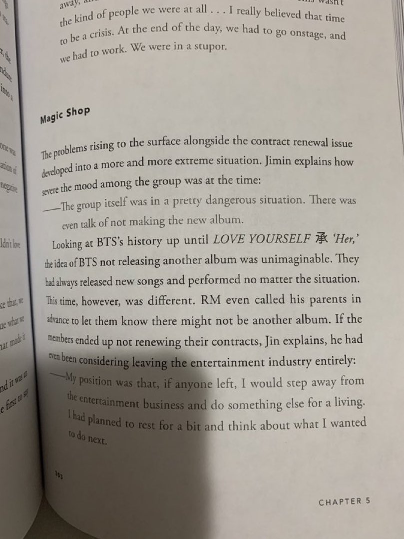 Kmedia_BTS's tweet photo. — Fragmento del libro '#BEYOND_THE_STORY: 10-Year Record of BTS'

"Los problemas que salieron a la superficie junto con el problema de la renovación del contrato condujeron a una situación cada vez más extrema. [+] https://t.co/dGZ6fNi4VJ