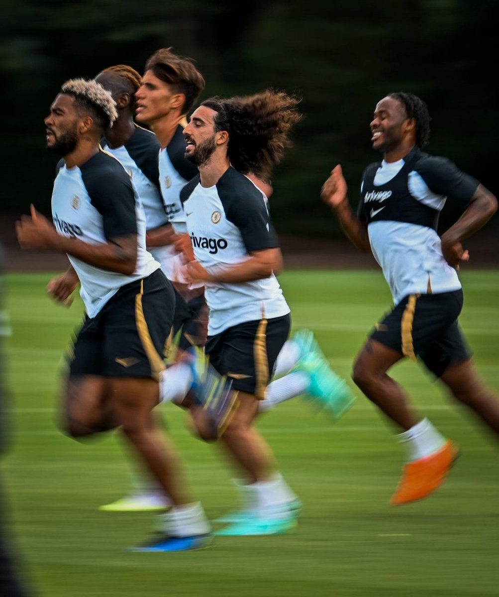 AwobajoS's tweet image. Poch go touch everybody, Sterling wan die😂😂