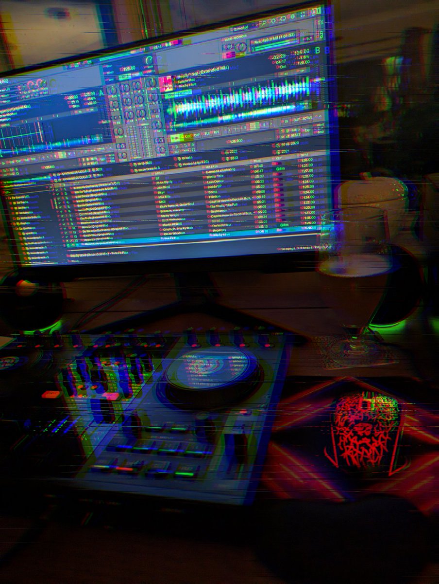 thebatteryhuman's tweet photo. New breaks mix in the bag, some laidback lowfi grooves on this one.
Online soon.... 💻
#breakbeat #progbreaks #electronica #progressivebreaks #beakbeatdj #djset #traktor #dj #inthemix #breaksdj https://t.co/M0pMp3SWsy