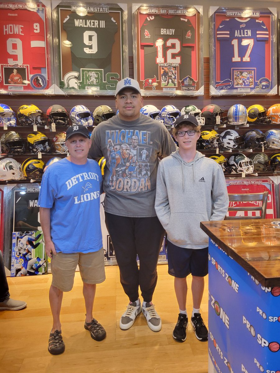 We have high expectations for @Lions to have winning season this year. Will be cheering on @peneisewell58 to dominate opposing teams' defense so Detroit's offense roars. Hope Penei gets chance to score a touchdown too! My son & I were geeked to meet him. Let's go Lions! #OnePride https://t.co/3chVzNrDmR