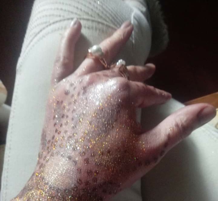 Mājās miksētā"henna"sadarbībā ar izbirušajiem gliteriem veido....Manu šoku!
PIRMAIS un vienīgais šedevrs attēlā,zem kura piedāvā face&amp;body art pakalpojumus.Nerunāju par (ne)kvalitāti..
DODIET MAN ŠĪS SIEVIETES PAŠPĀRLIECINĀTĪBU piedāvāt pakalpojumus,kuros esmu pilnīga nulle!