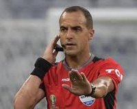 enriqueorue's tweet photo. De que sirve comentar si se jugó bien o mal o más o menos, de que sirve que te explique que Abel Hernández fue el mejor, de que sirve decirte que hubo miles de hinchas de Peñarol que gastaron guita y se cagaron de frío en Jardines con la esperanza de ver ganar al carbonero, si total todo es al pedo, porque el resultado lo digitan dos tipos ineptos,que encima si llegas a dudar de su honestidad te denuncian y terminás en Fiscalía o en la lista negra o sancionado por el Tribunal de ética. Así es muy difícil.