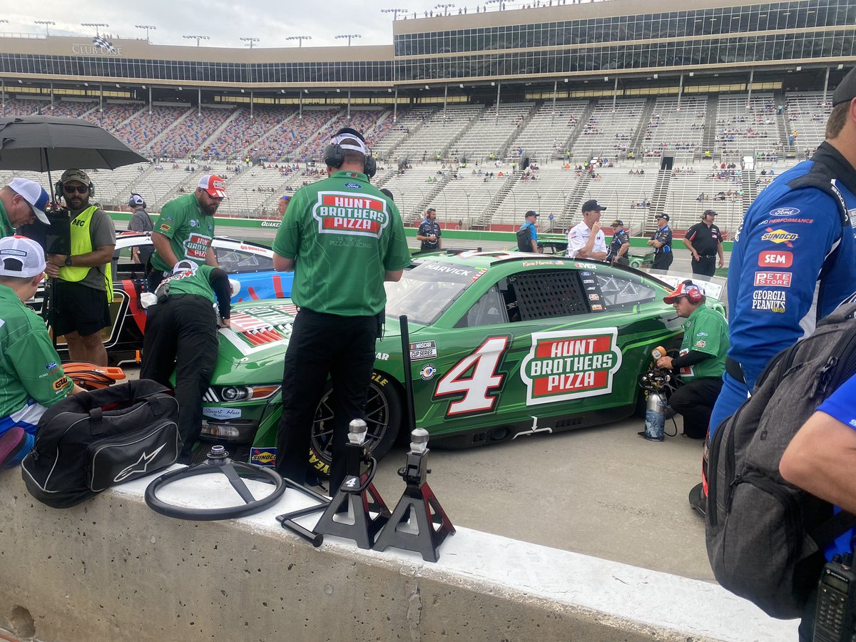hbpRacing's tweet photo. @KevinHarvick will start P6 in the @hbpizza No. 4 @FordMustang tomorrow here @ATLMotorSpdwy!
😍😎🍕
#Atlanta400 https://t.co/nA0HfNjelk