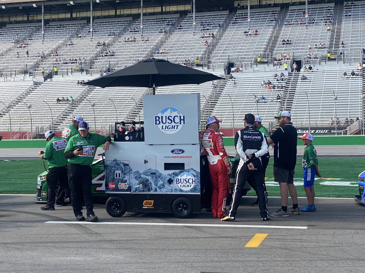 hbpRacing's tweet photo. @KevinHarvick will start P6 in the @hbpizza No. 4 @FordMustang tomorrow here @ATLMotorSpdwy!
😍😎🍕
#Atlanta400 https://t.co/nA0HfNjelk