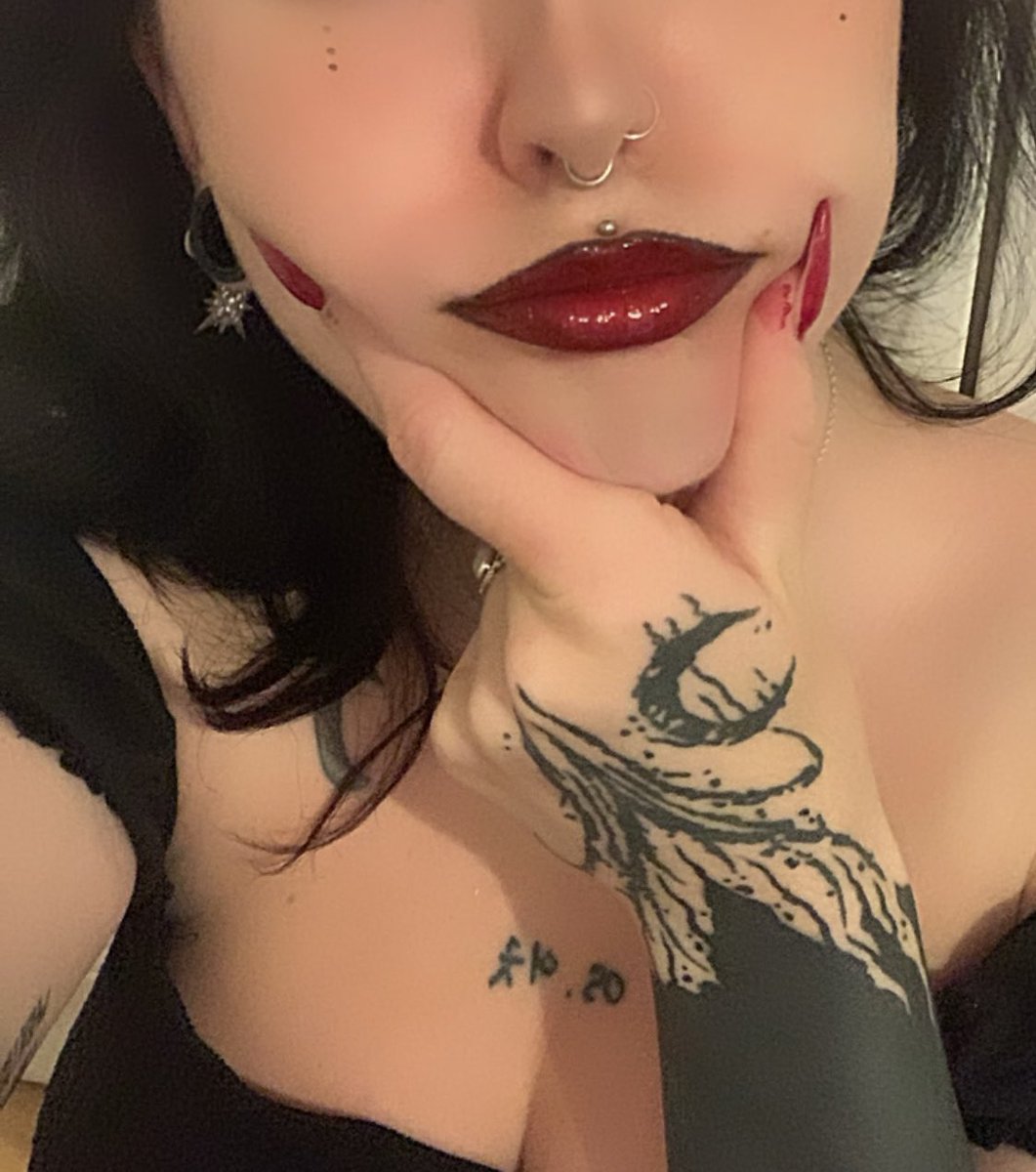 bIoodst0nes's tweet photo. glossy red lips are my favvvvv https://t.co/bzHF1cTEHN