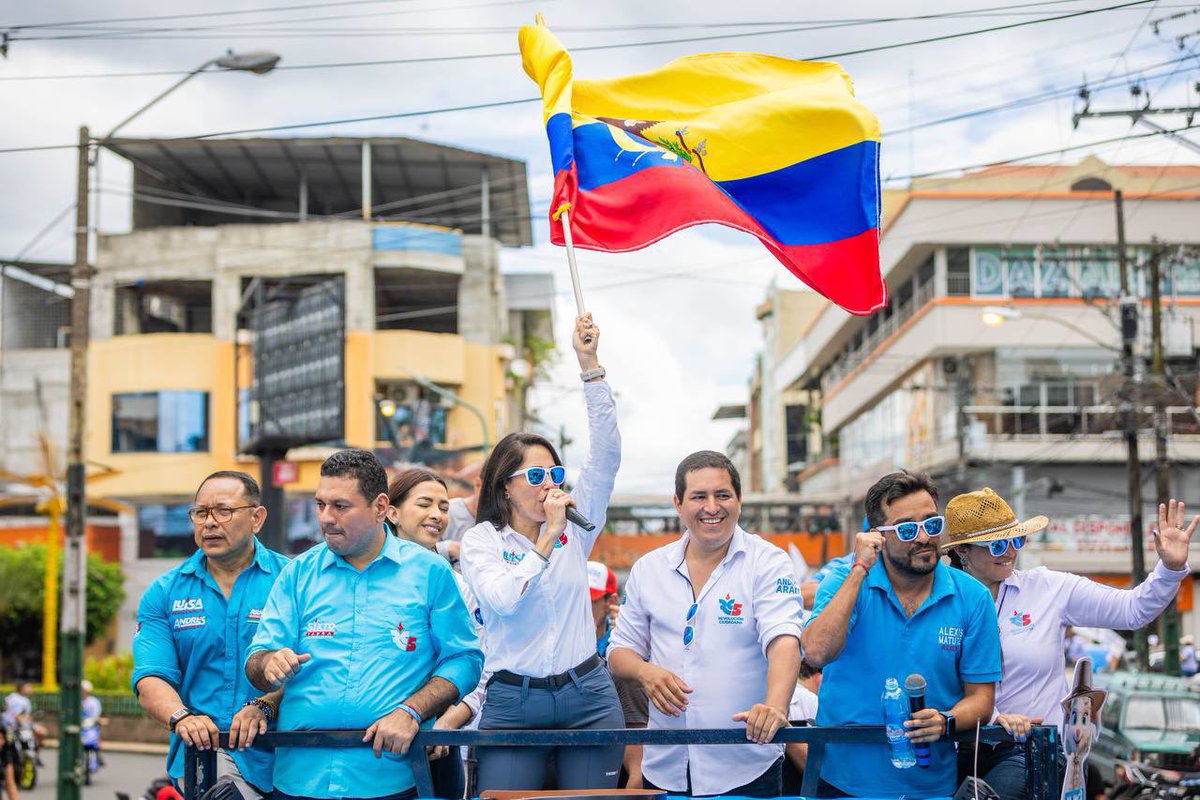 LuisaGonzalezEc's tweet photo. ¡Hasta la victoria siempre Quevedo! Hoy recorrimos tus calles y compartimos las ganas de volver a tener un país digno, con #SeguridadTrabajoBienestar 🇪🇨. Este 20 de agosto ¡una sola vuelta! Juntos veremos el #ResurgirDeLaPatria 💪🩵 https://t.co/8hV3o0h9Hc