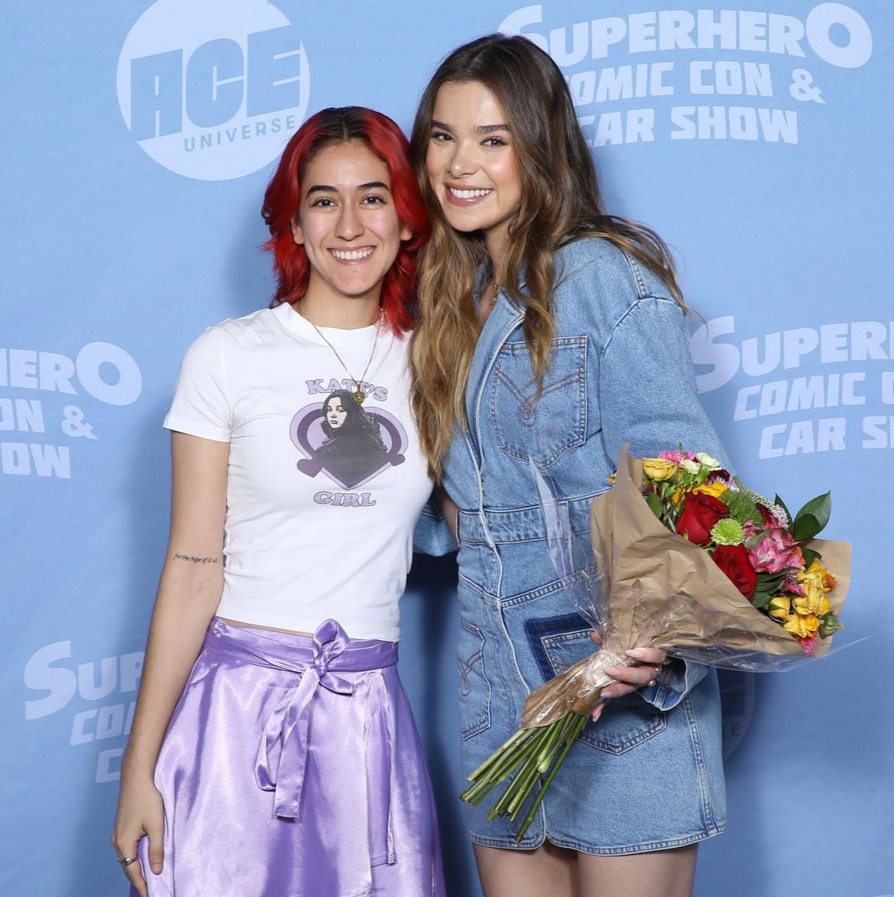Hailee Steinfeld Source on Twitter "Hailee Steinfeld receiving a