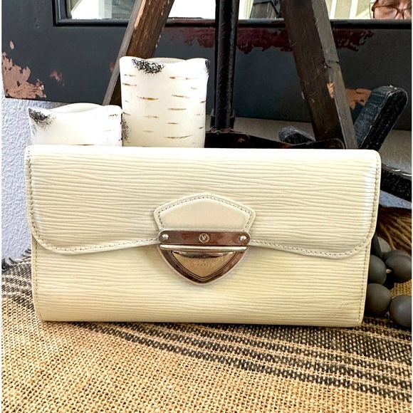 JennyNutter's tweet photo. So good I had to share! Check out all the items I'm loving on @Poshmarkapp from @Maria41383465 #poshmark #fashion #style #shopmycloset #chanel #louisvuitton #johnnywas: https://t.co/5RpS9FkQ7b https://t.co/RAggQY6wbb