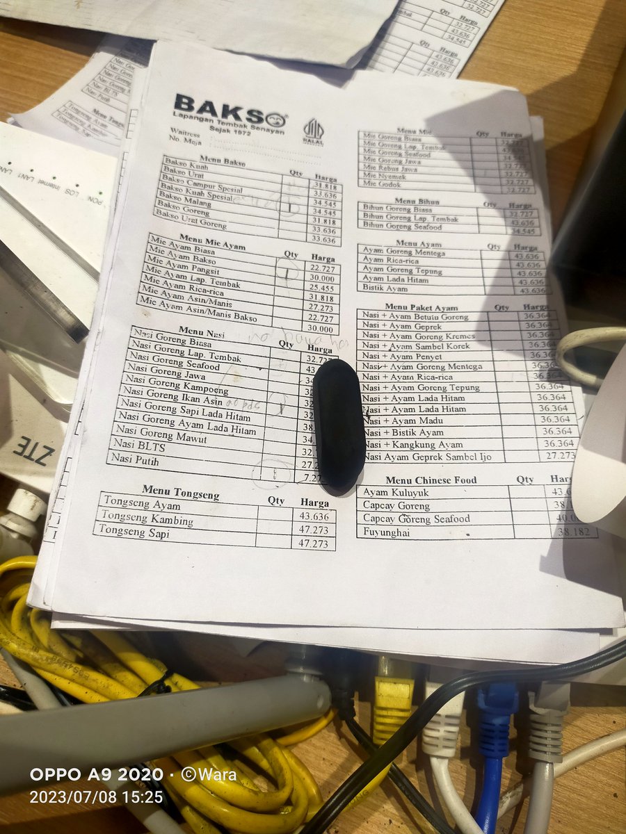 Kemarin tuh makan di Bakso Lapangan Tembak yg di <a href="/TeraskotaBSD/">Teraskota BSD</a> Ehhh kertas order pesanannya lecek gitu. Terus gue lihat, kayak banyak sisa pensil dihapus. Entah kenapa ga mau fotokopi yang baru lagi? Segitu ngiritnya kah? #aneh