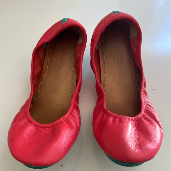 veggiedr's tweet photo. So good I had to share! Check out all the items I'm loving on @Poshmarkapp from @lelegulin #poshmark #fashion #style #shopmycloset #rothys #tieks: https://t.co/z1UvJCaRya https://t.co/mcwORZ7c6W