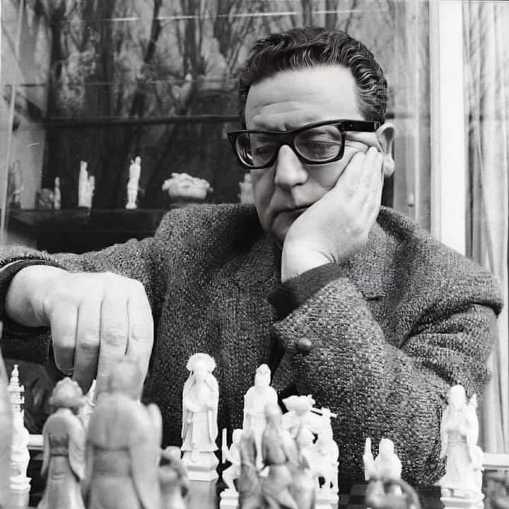 ALLENDE ( Mario Benedetti )

Para matar al hombre de la paz
para golpear su frente limpia de pesadillas
tuvieron que convertirse en pesadilla

para vencer al hombre de la paz
tuvieron que congregar todos los odios
y además los aviones y los tanques

para batir al hombre de la paz