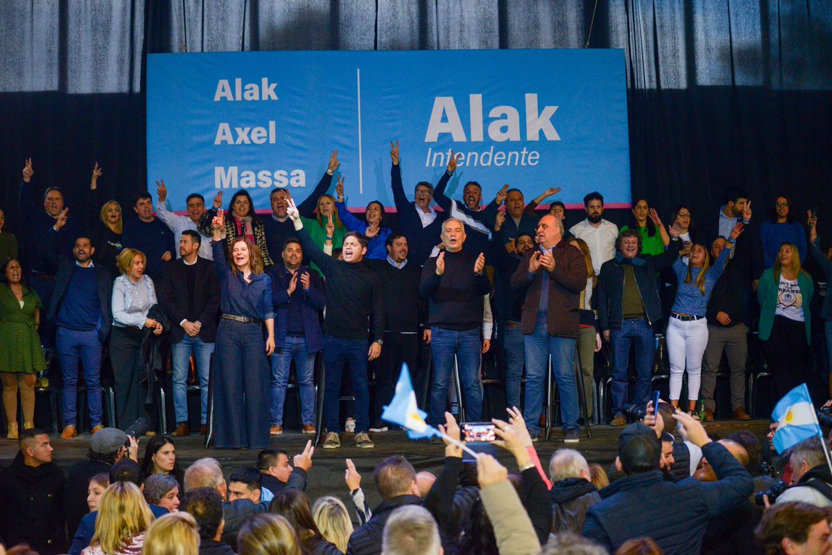 RadioKiwik's tweet image. En #Campaña 🇦🇷

El #Intendente #LaPlata  [1991-2007] y actual pre candidato, Julio César #Alak @Julio_Alak
junto al #Gobernador @Kicillofok y a Florencia #Saintout @fsaintout
[1ra.Pre candidata a #Senadora #BA] presentaron la Lista 2 de @unionxlapatria 

#Elecciones2023