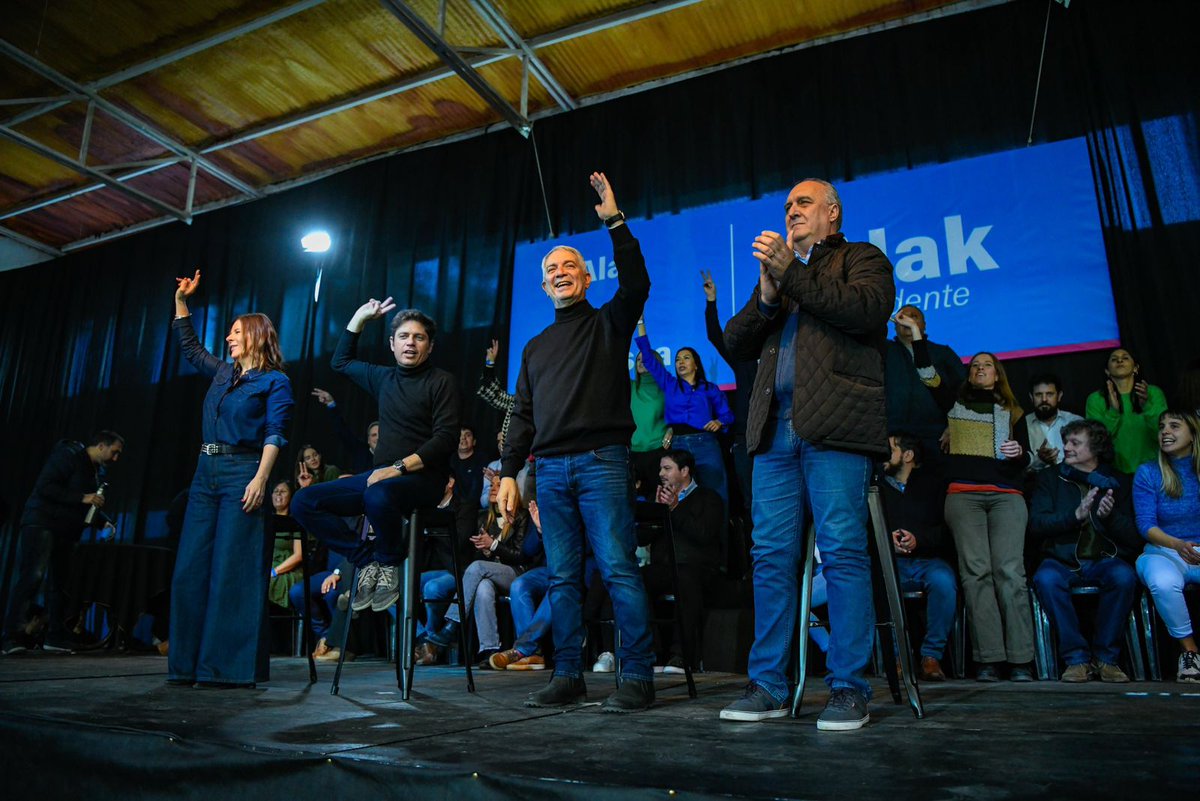 RadioKiwik's tweet image. En #Campaña 🇦🇷

El #Intendente #LaPlata  [1991-2007] y actual pre candidato, Julio César #Alak @Julio_Alak
junto al #Gobernador @Kicillofok y a Florencia #Saintout @fsaintout
[1ra.Pre candidata a #Senadora #BA] presentaron la Lista 2 de @unionxlapatria 

#Elecciones2023